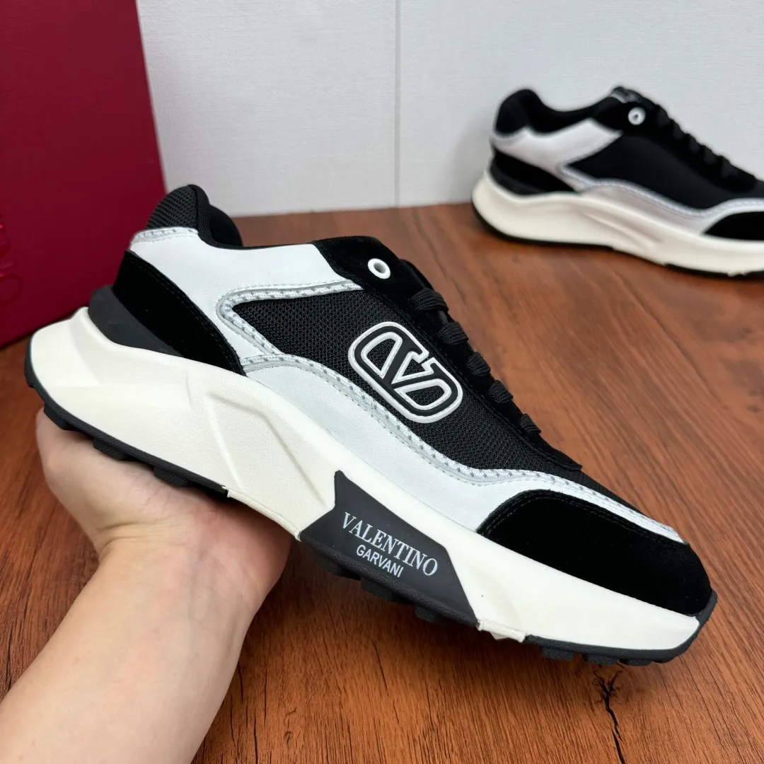 [Valentino] Top P: 820💰 Size: 39-44 leather shoe size (can be customized 38.45 cannot be returned or exchanged) VALENTION/Valentino FREEDOTS series new spring and summer men's sports shoes Lightweight and breathable casual thick-soled men's shoes Classic contrasting splicing design Suede cowhide stitching nappa calfskin + breathable technical mesh material Hot glue brand pattern badge logo details Delicate calfskin feet Lightweight mesh lining, ultra-light TPU foam rubber outsole, sports version, thick-soled style design, easy and versatile, multiple colors available, able to meet various matching needs, complete package! Item number: HL6688 black and white